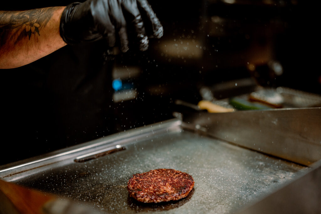 Herstellung von Burger-Patty in der Beef 800° Küche