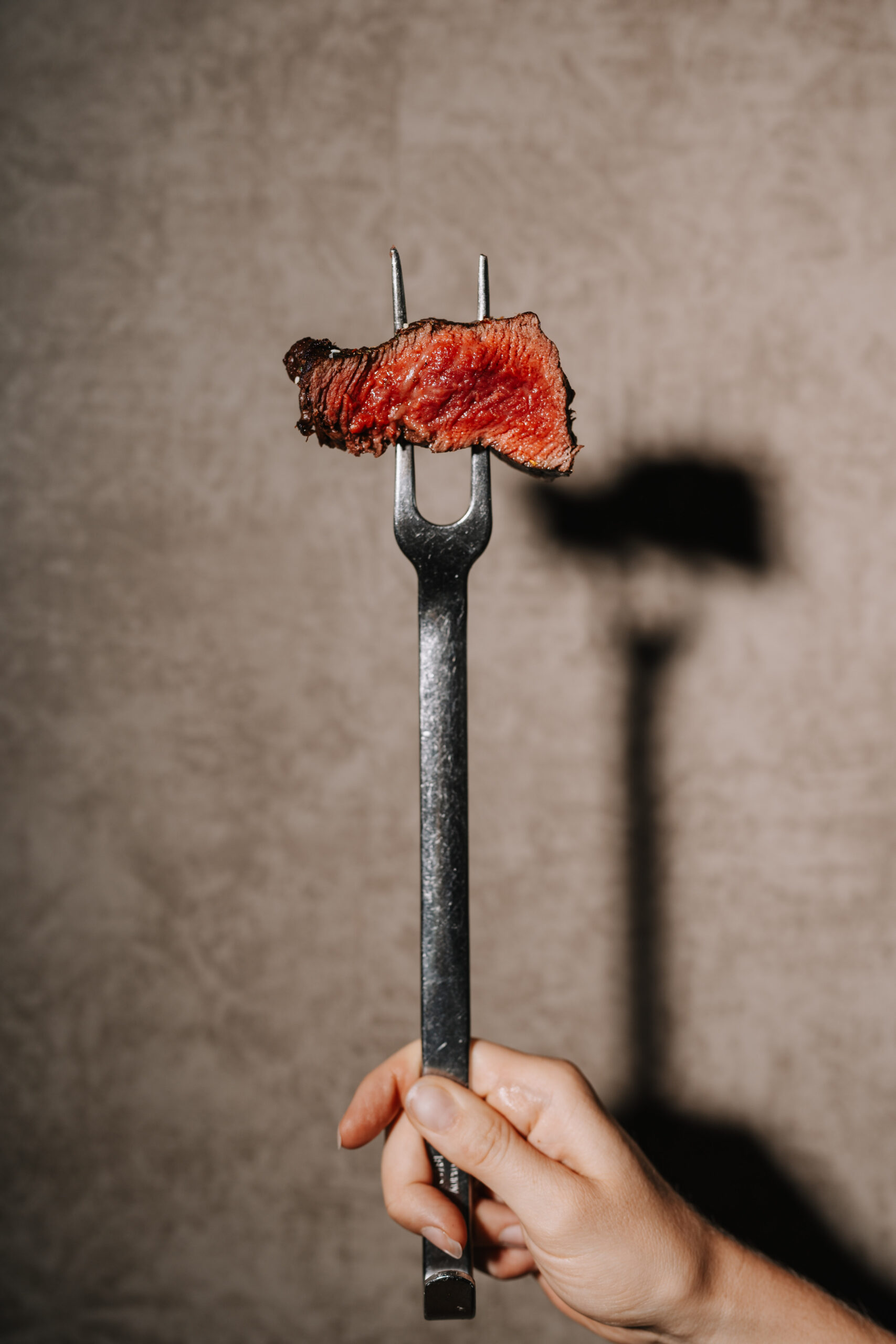 Blutiges Steak as Spezialität des Restaurants