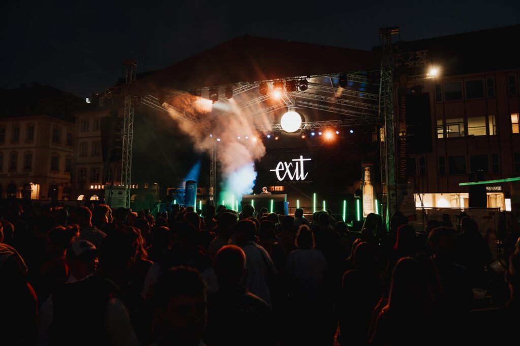 Bühne mit Lichtershow des Veranstaltungstechnikers beim Stadtfest