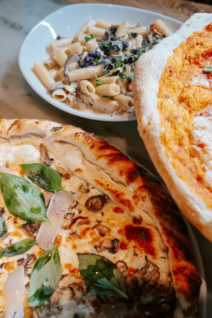 Nahaufnahme von Pizzen und Pasta der Locanda- Frühlingslook
