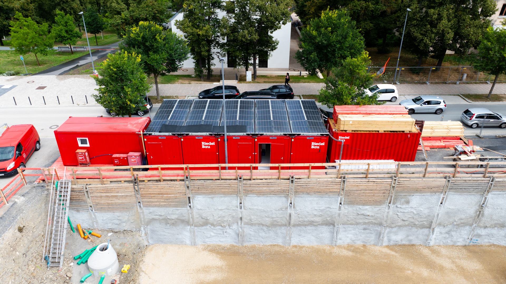 Baufortschritt Ärztehaus Juli Drohnenaufnahme Solarpannel