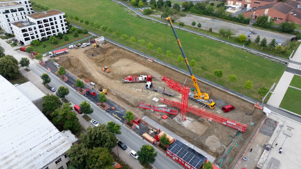 Baufortschritt Ärztehaus August Drohnenaufnahme Kran seitlich