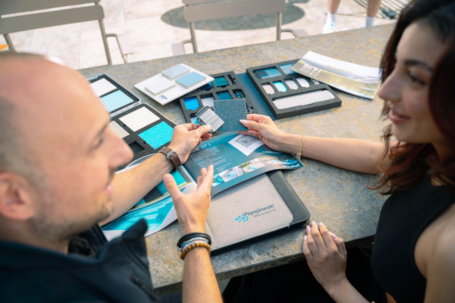 Farben und Materialien für die Ausstattung des Pools werden besprochen – Papajewski