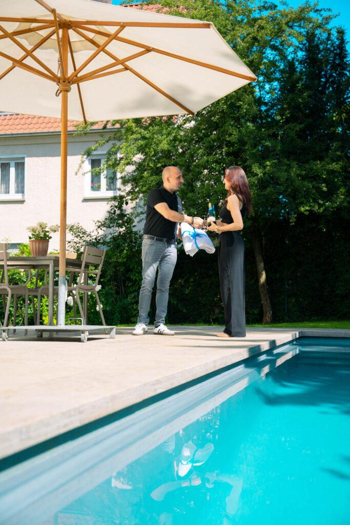 Nach erfolgreichem Geschäftsabschluss wird Champagner überreicht – Papajewski