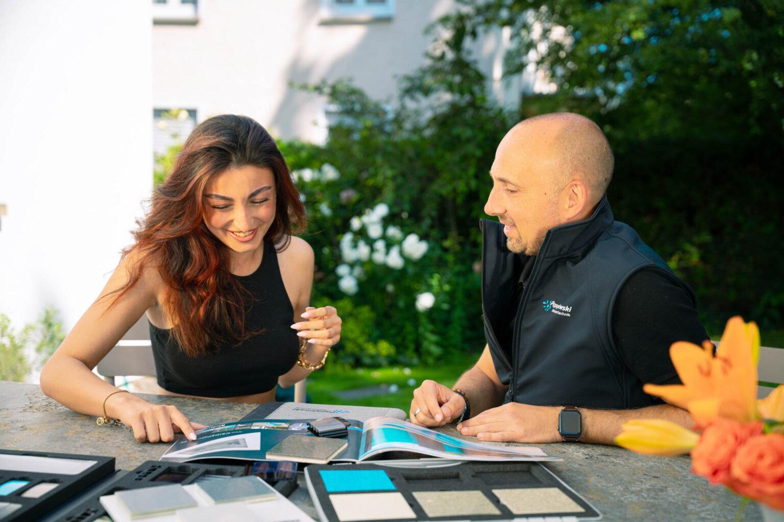 Eine Kundin wählt Farben und Materialien für ihren Pool aus – Papajewski