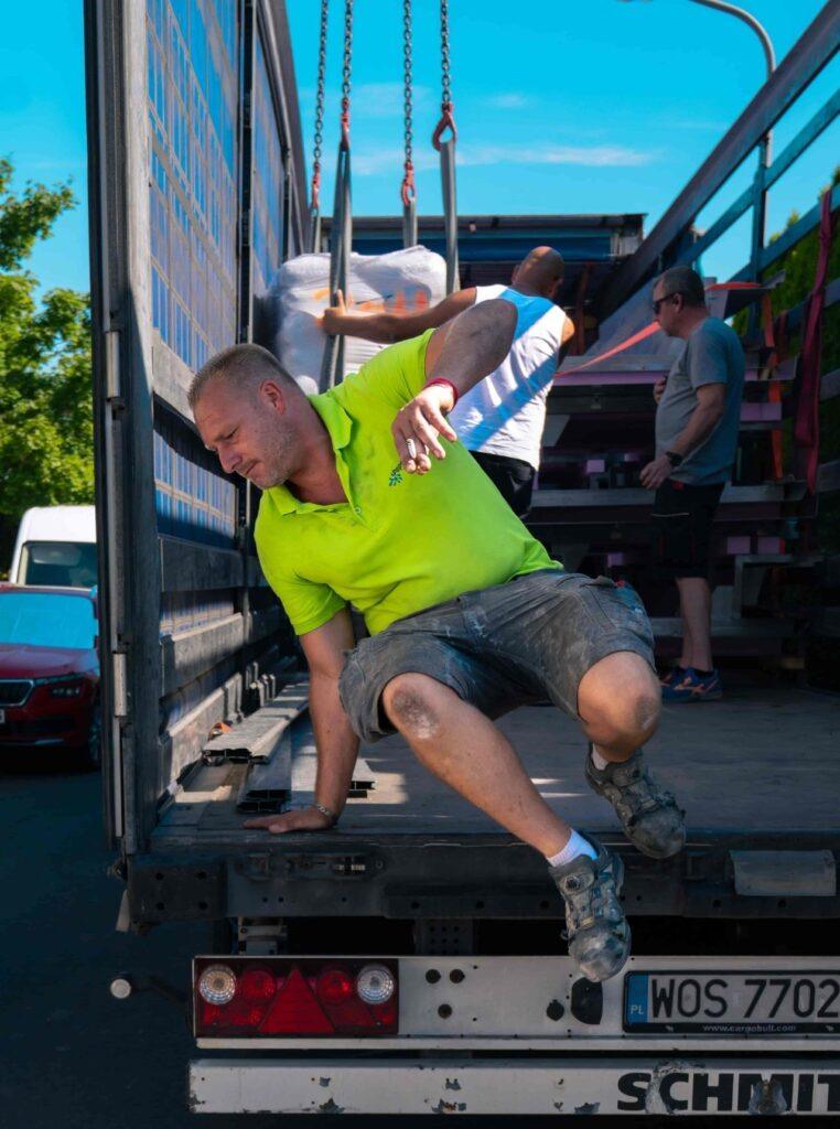 Arbeiter von Papajewski laden Materialien aus einem LKW