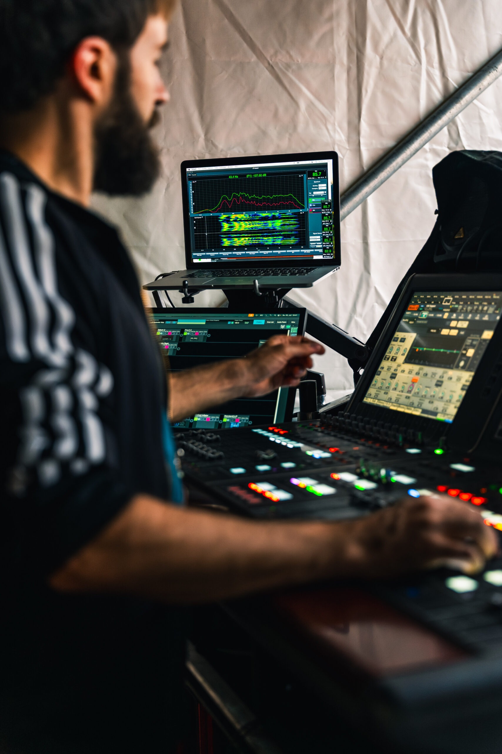 Der DJ von Wincent Weiß steuert die Audiotechnik des Konzertes am Mischpult.